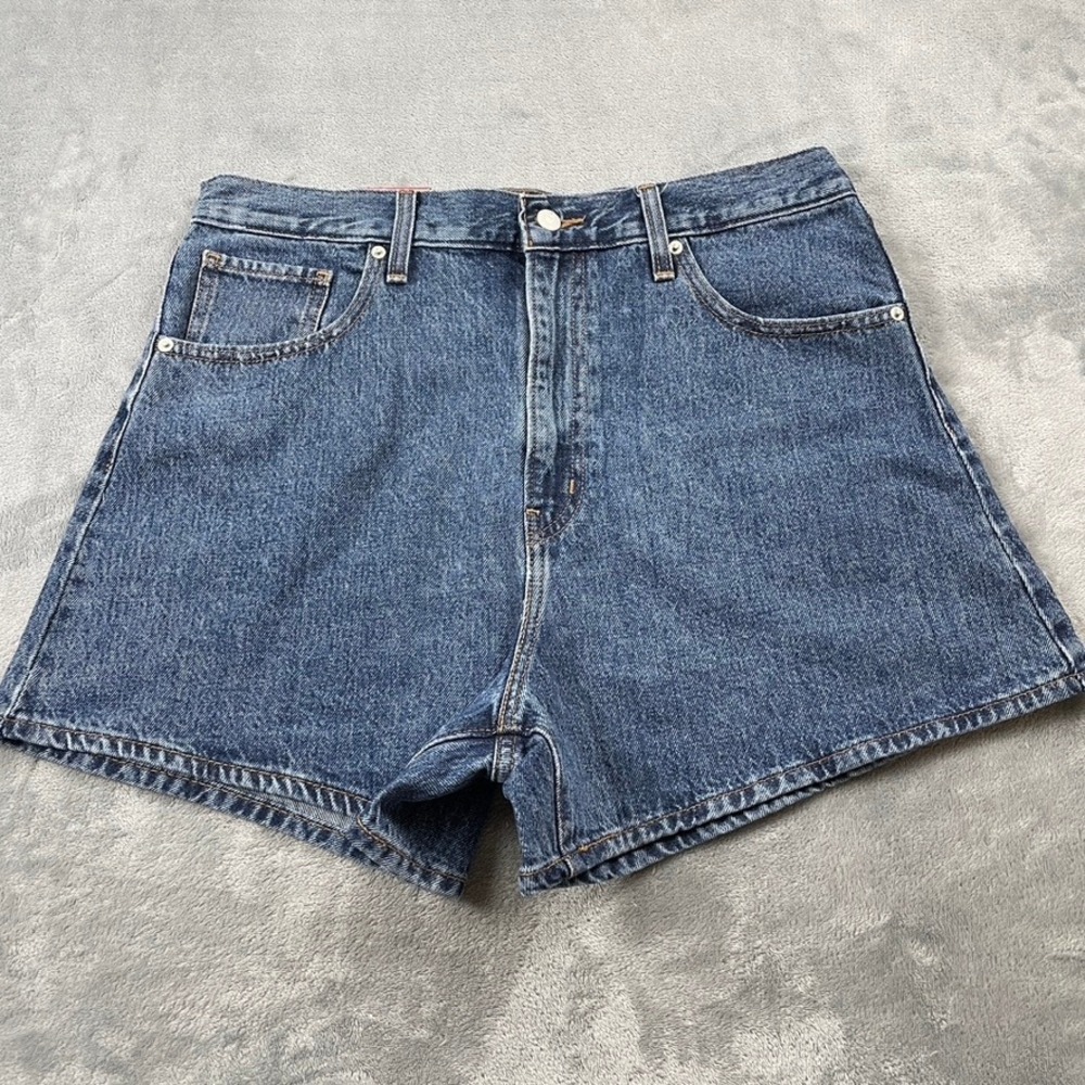 NWT Levis High Waisted Mom Shorts Womens 14 Medium Wash Blue Denim Relaxed Fit